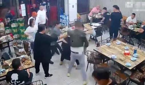 唐山烧烤目击爆料视频,目击者爆料揭露惊人一幕 第3张 唐山烧烤目击爆料视频,目击者爆料揭露惊人一幕 第3张